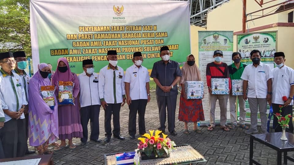 Kerjasama Baznas, Gubernur Sulbar Serahkan Zakat Fitrah Kepada Warga Mamuju